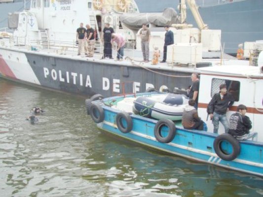 Doi cetăţeni georgieni, reţinuţi de procurorii constănţeni: cărau pe mare, fără brevet, cu o navă sub capacitate, 52 de migranţi